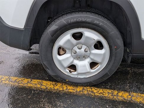 Used 2017 Jeep Cherokee Sport image 22