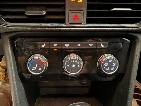 Certified 2023 Volkswagen Taos SE FWD image 33