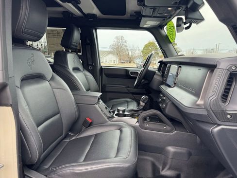 Used 2025 Ford Bronco Badlands image 16