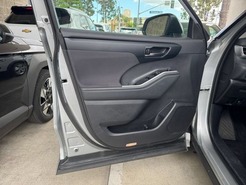 Used 2025 Toyota Highlander LE FWD image 15