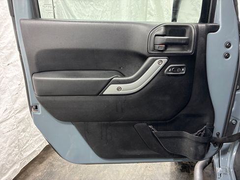 Used 2014 Jeep Wrangler Rubicon w/ Power Convenience Group AWD/4WD image 16