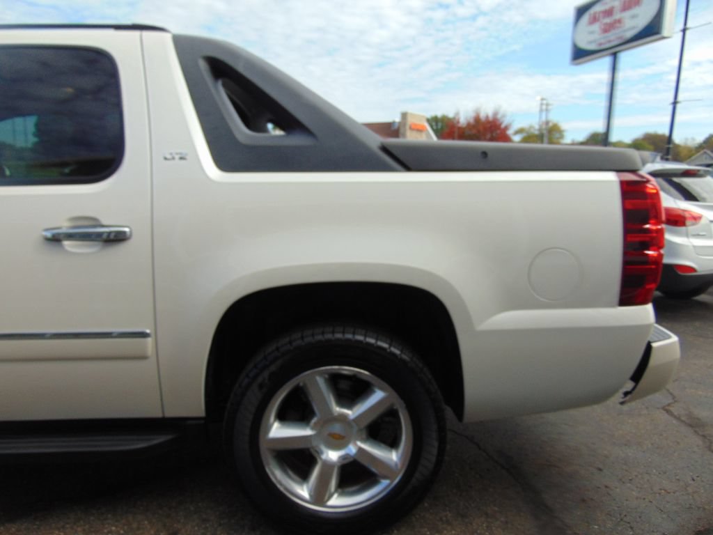 Used 2010 Chevrolet Avalanche LTZ AWD/4WD image 13