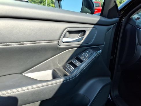 Certified 2025 Nissan Rogue SL FWD image 3