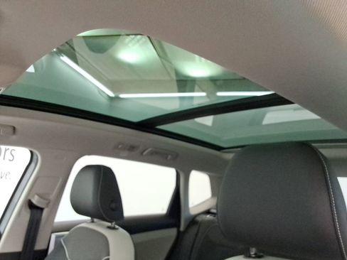 Certified 2025 Volkswagen Taos SE w/ Panoramic Sunroof Package image 28