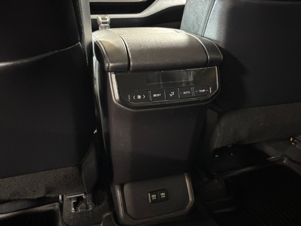 Used 2021 Toyota Highlander XLE AWD/4WD image 42