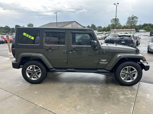 Used 2015 Jeep Wrangler Unlimited Sahara w/ Connectivity Group AWD/4WD image 4