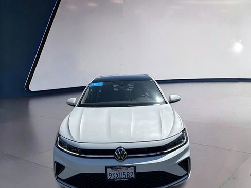 Used 2025 Volkswagen Jetta SE w/ Sunroof Package FWD image 6