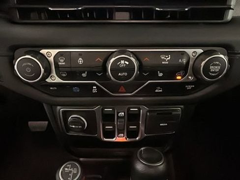 Used 2024 Jeep Wrangler Unlimited Sahara AWD/4WD image 23