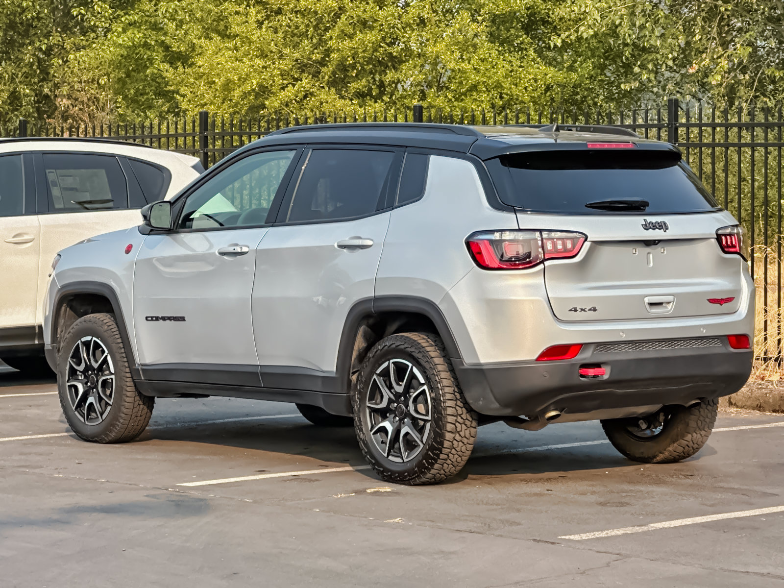 Used 2025 Jeep Compass Trailhawk AWD/4WD image 5