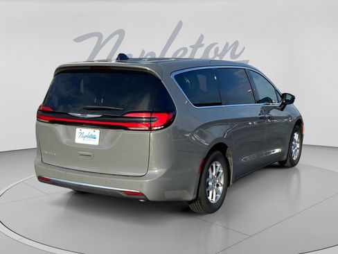 Used 2025 Chrysler Pacifica Select FWD image 9