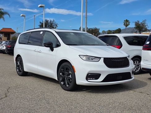 New 2026 Chrysler Pacifica Limited w/ Uconnect Theater Family Group image 1