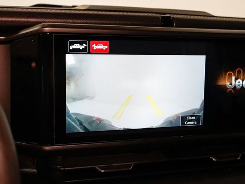 Used 2024 Jeep Gladiator Rubicon w/ Technology Group image 15