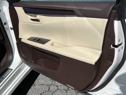 Used 2017 Lexus ES 350 w/ Luxury Package image 12