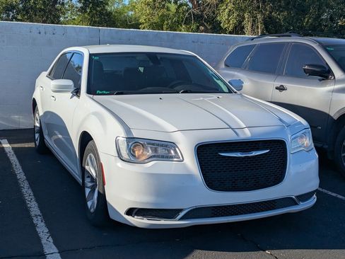 Used 2018 Chrysler 300 Touring image 4