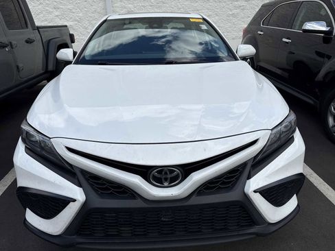 Used 2021 Toyota Camry SE w/ Convenience Package FWD image 3