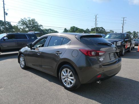 Used 2016 MAZDA MAZDA3 i Sport w/ Preferred Equipment Package FWD image 8
