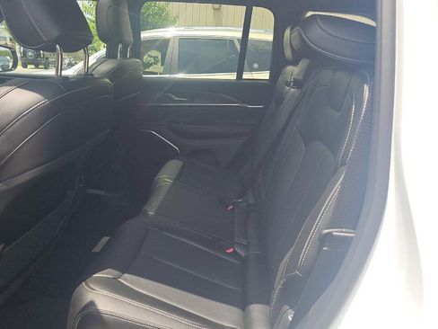 Used 2024 Jeep Grand Cherokee Overland AWD/4WD image 17