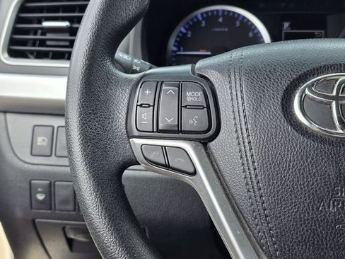 Used 2019 Toyota Highlander LE FWD image 24