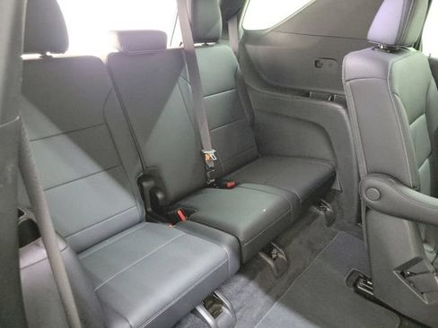 Used 2025 Chevrolet Traverse LT FWD image 13