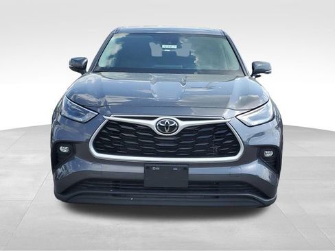 Used 2024 Toyota Highlander LE AWD/4WD image 2