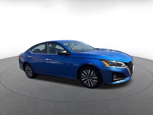 Used 2025 Nissan Altima 2.5 SV FWD image 2