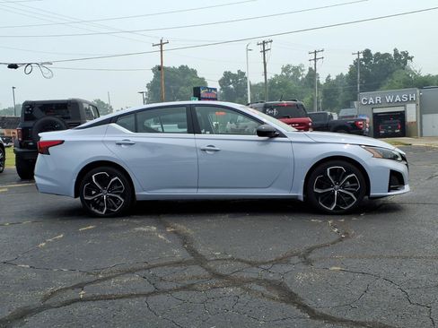 Used 2023 Nissan Altima 2.5 SR w/ SR Premium Package AWD/4WD image 16