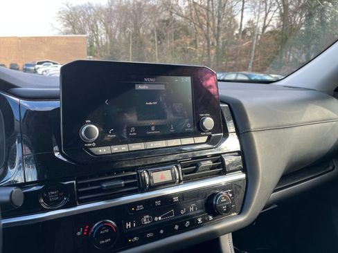 Used 2025 Nissan Pathfinder SV image 17