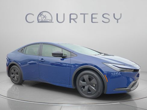 Certified 2025 Toyota Prius LE FWD image 7