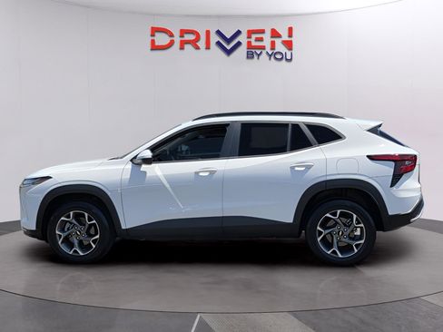 Used 2025 Chevrolet Trax LT w/ LT Convenience Package FWD image 2