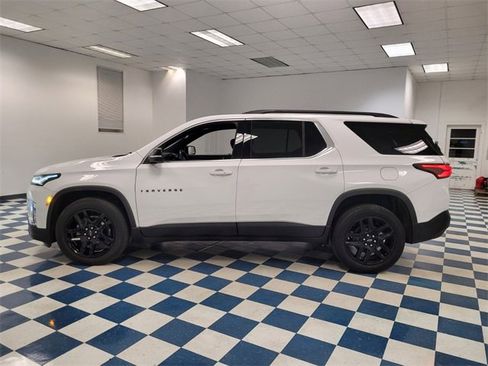 Used 2022 Chevrolet Traverse LT image 2