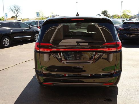 Used 2025 Chrysler Pacifica Limited FWD image 6