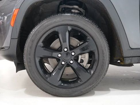 Used 2023 Jeep Grand Cherokee L Laredo image 13