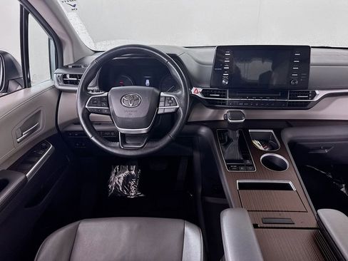 Used 2022 Toyota Sienna XLE image 19