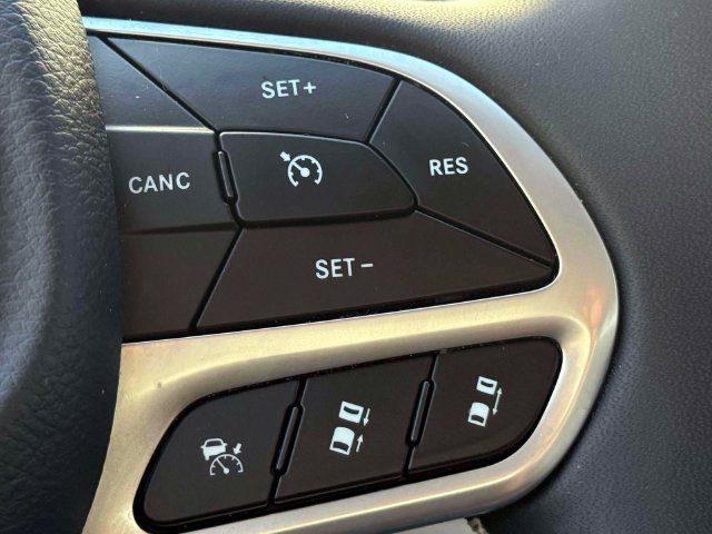Used 2023 Chrysler Pacifica Touring-L AWD/4WD image 24