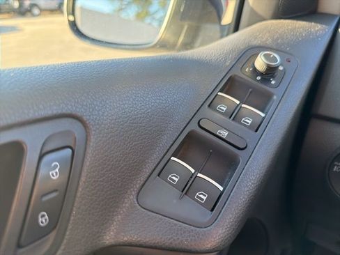 Used 2016 Volkswagen Tiguan SE image 23