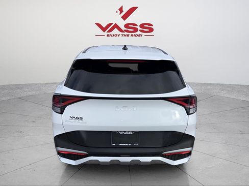 Used 2025 Kia Sportage LX image 4