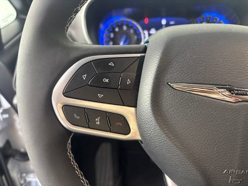 Used 2025 Chrysler Pacifica Select FWD image 10