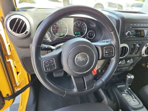 Used 2015 Jeep Wrangler Unlimited Sahara w/ Connectivity Group AWD/4WD image 12