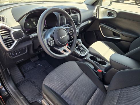 Certified 2025 Kia Soul LX w/ LX Technology Package FWD image 10