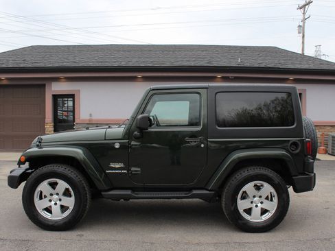 Used 2011 Jeep Wrangler Sahara w/ Connectivity Group AWD/4WD image 10