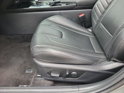 Used 2025 Hyundai Elantra Limited FWD image 6