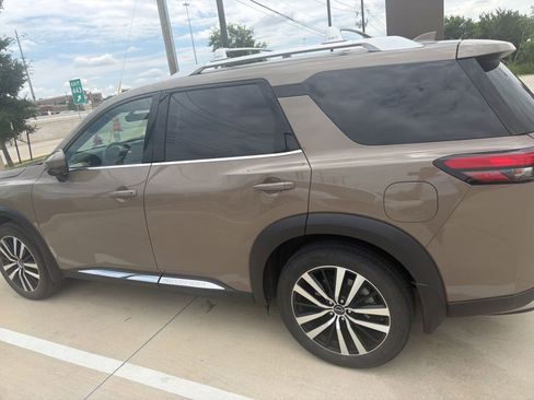 Used 2024 Nissan Pathfinder Platinum FWD image 4