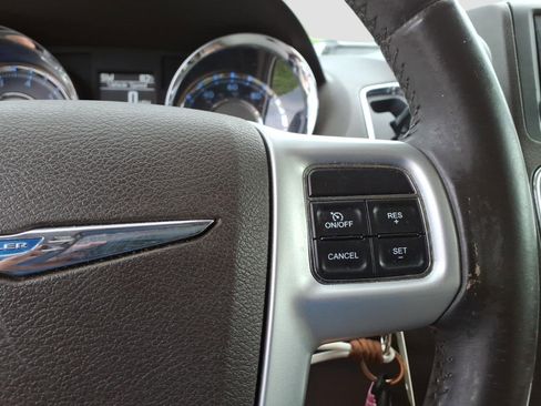 Used 2015 Chrysler Town & Country Touring FWD image 20