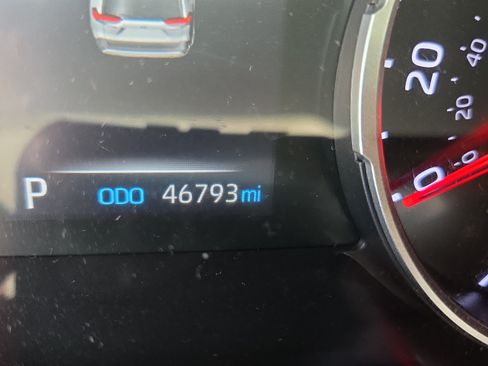 Used 2021 Toyota RAV4 XLE w/ Convenience Package FWD image 27