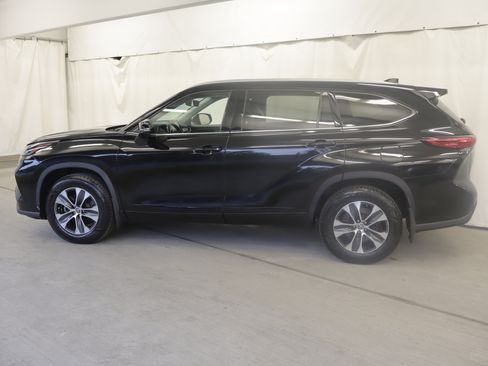 Used 2022 Toyota Highlander XLE AWD/4WD image 27