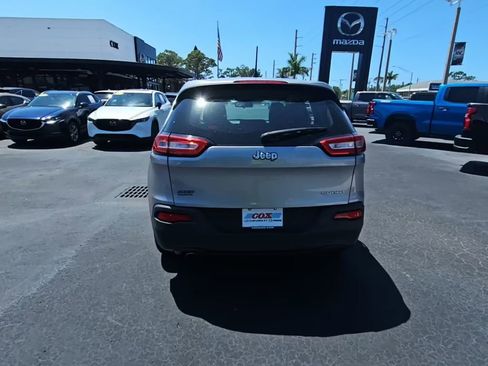 Used 2017 Jeep Cherokee Sport FWD image 5