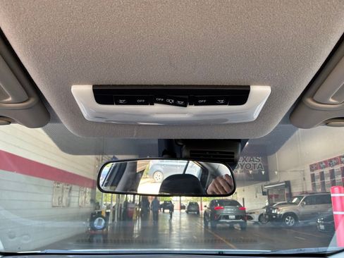 Used 2025 Nissan Versa SV FWD image 15