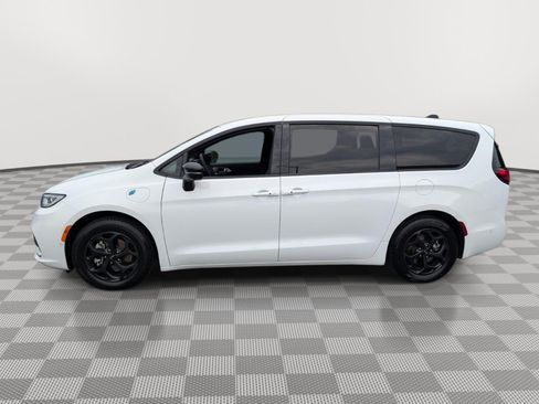 Used 2024 Chrysler Pacifica Limited FWD image 2