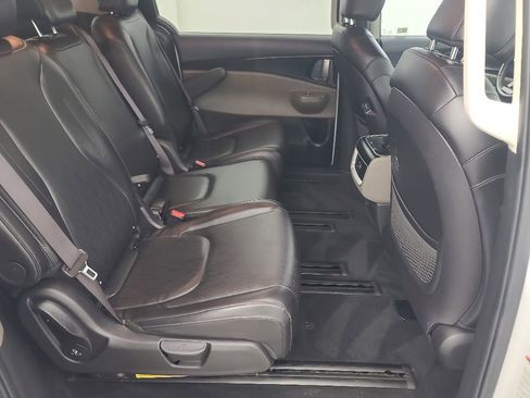 Used 2025 Kia Carnival FWD image 16