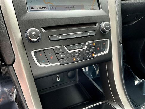 Used 2017 Ford Fusion SE w/ Fusion SE Technology Package FWD image 15